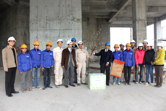 Công đoàn HANDICO chúc Tết công nhân tại công trường thi công Tòa nhà HANDICO TOWER, Phạm Hùng, Từ Liêm, Hà Nội nhân dịp Tết Nguyên đán Nhâm Thìn 2012